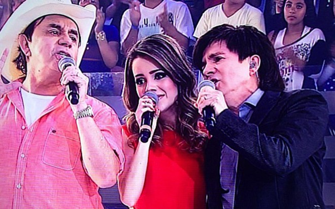 Chitãozinho, Sandy e Xororó entoam Tente Outra Vez acompanhados de Júnior e Andreas Kisser, no Domingo da Gente - Reprodução da TV