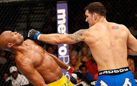 Anderson Silva leva soco de Chris Weidman; revanche acontecerá no próximo sábado (28) - Divulgação/UFC