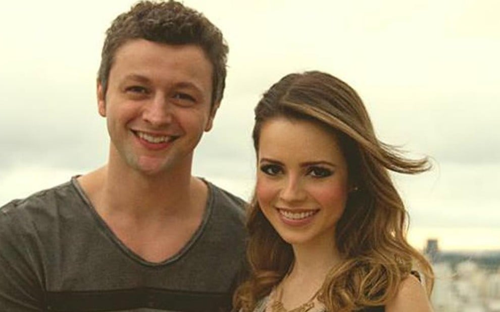 Sandy e o marido Lucas Lima; cantora anunciou que está grávida de três meses - Reprodução/Facebook