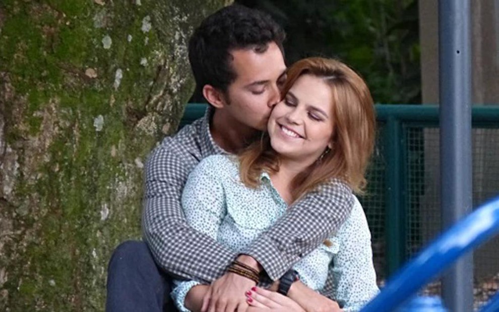 Ben (Gabriel Falcão) e Anita (Bianca Salgueiro) se abraçam em cena de Malhação, novela da Globo - Divulgação/TV Globo