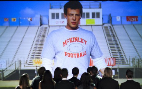 Elenco de Glee presta homenagem ao ator Cory Monteith no episódio The Quarterback da quinta temporada - Divulgação