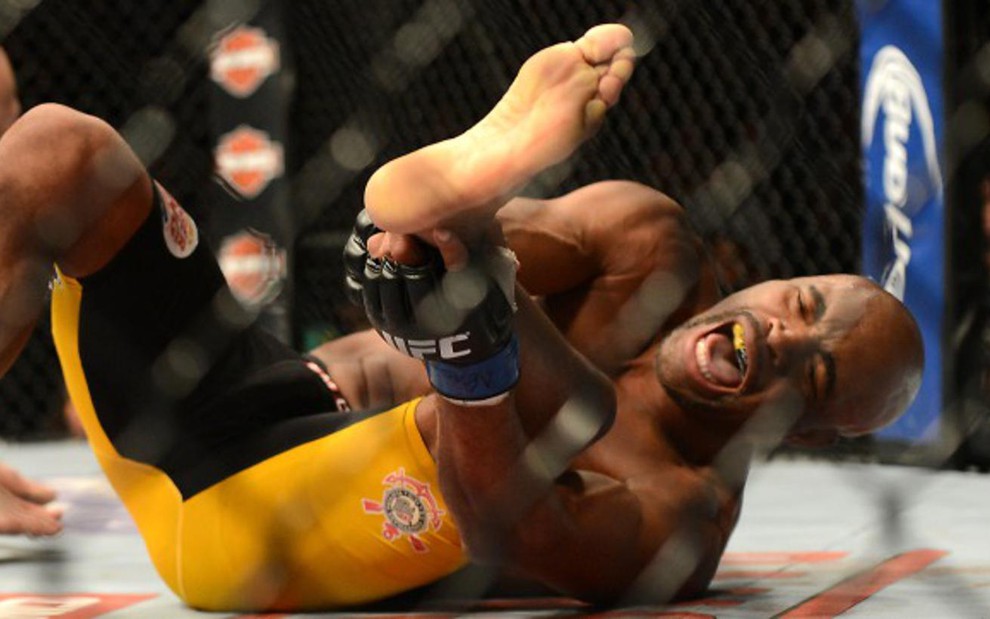 O brasileiro Anderson Silva sofre fratura na tíbia durante revanche com Chris Weidman - Divulgação/UFC