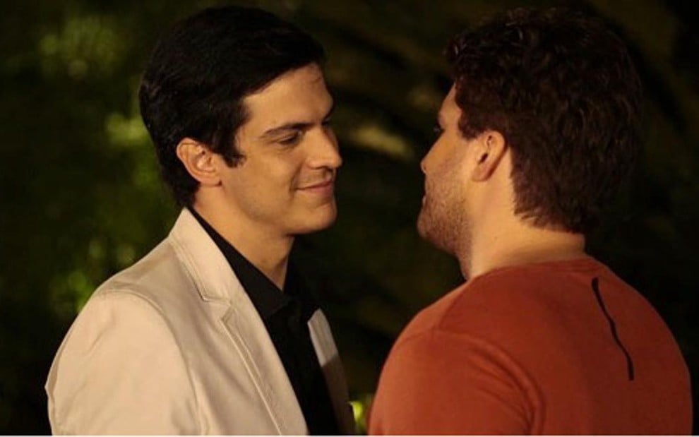 Félix (Mateus Solano) ficará apaixonado por Niko (Thiago Fragoso) e irá brigar com Eron (Marcello Antony) - Reprodução