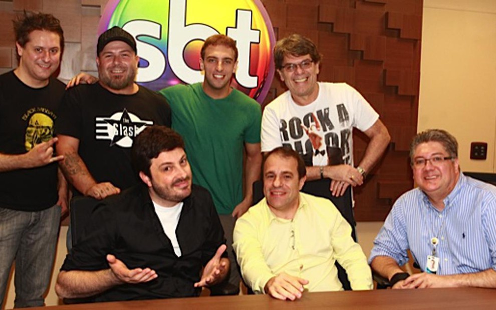 Danilo Gentili com elenco de talk show (de pé) e os diretores do SBT Fernando Pelégio e Leon Abravanel - Divulgação/SBT