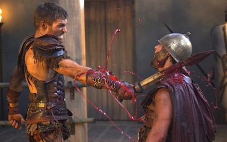 Cena da primeira temporada de Spartacus; a Record está cortando as cenas em que o sangue jorra, como essa - Divulgação/Starz