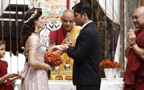 Amélia (Bianca Bin) e Franz (Bruno Gagliasso) se casam em Joia Rara, novela da Globo - Inácio Moraes/TV Globo