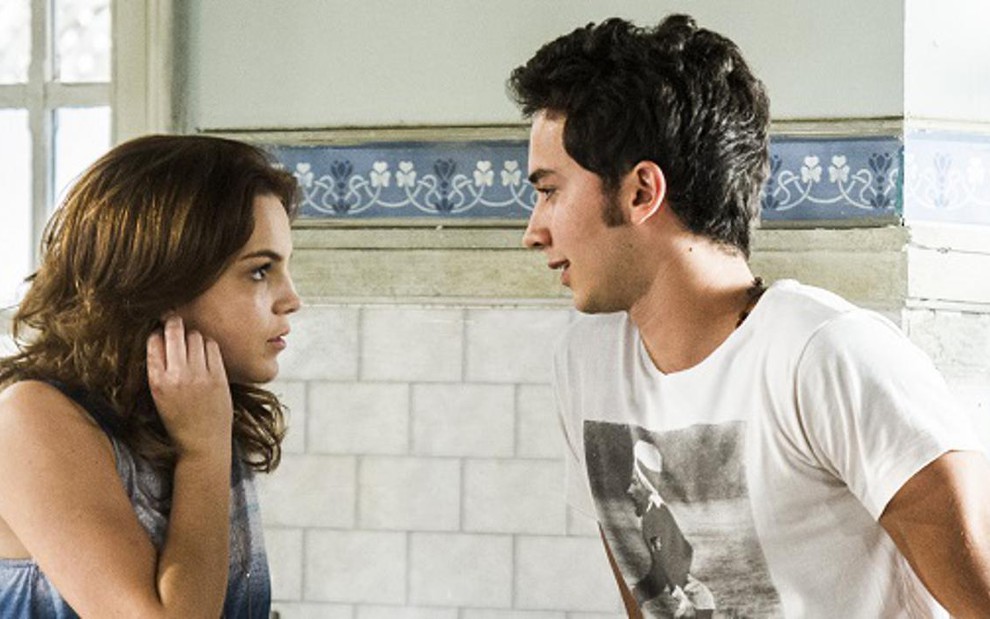 Anita (Bianca Salgueiro) e Ben (Gabriel Falcão) discutem em Malhação, novela da Globo - Cynthia Salles/TV Globo