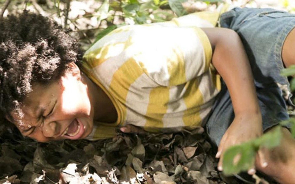 O ator JP Rufino, interpretando Nilson, grita ao ser mordido por uma cobra em cena de Além do Horizonte - Felipe Monteiro/TV Globo