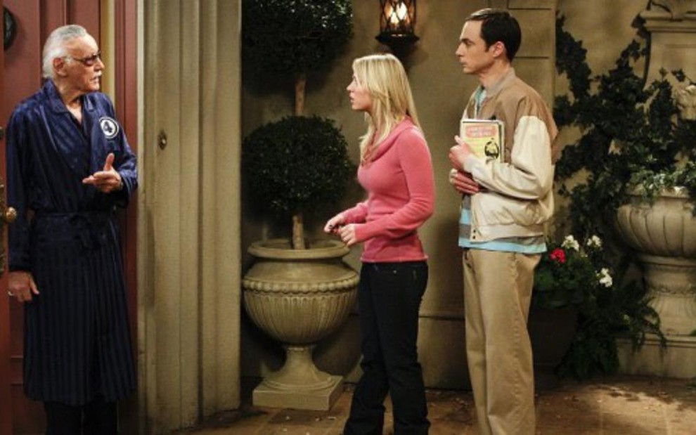 Stan Lee ao lado de Kaley Cuoco e Jim Parsons, em participação na série The Big Bang Theory no ano de 2010 - Divulgação/CBS