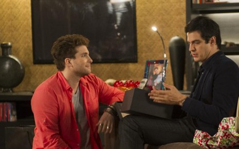 Niko (Thiago Fragoso) e Félix (Mateus Solano) em cena da novela Amor à Vida, da Globo - ESTEVAM AVELLAR/TV GLOBO