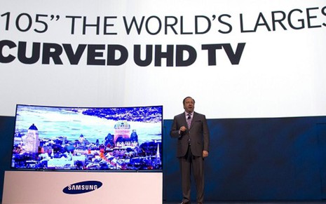 Expositor da Samsung apresenta TV 3D de 105 polegadas à imprensa na CES 2014 - Divulgação/CES