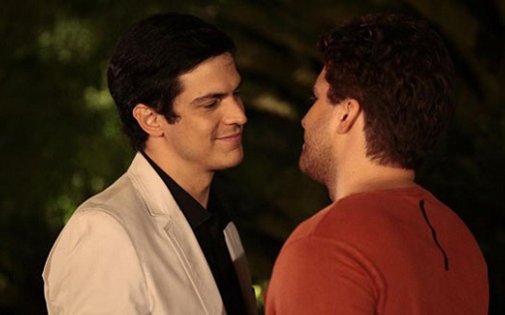 Félix (Mateus Solano) e Niko (Thiago Fragoso) em cena da novela Amor à Vida, da Globo - REPRODUÇÃO/TV GLOBO