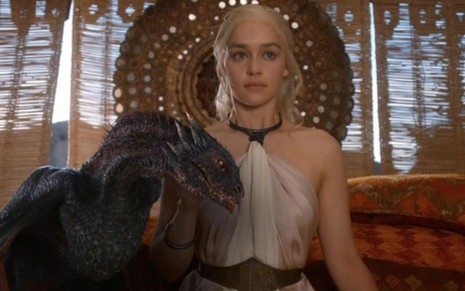 A atriz Emilia Clarke como Daenerys Targaryen em Game of Thrones, série original da HBO - Divulgação/HBO