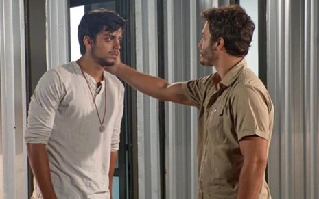 Marlon (Rodrigo Simas) e William (Thiago Rodrigues) em cena de Além do Horizonte, novela da Globo - Divulgação/TV Globo