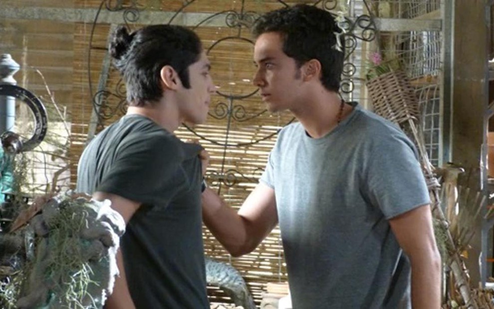 Antônio (Gabriel Leone) e Ben (Gabriel Falcão) discutem em cena de Malhação, novela da Globo - Divulgação/TV Globo