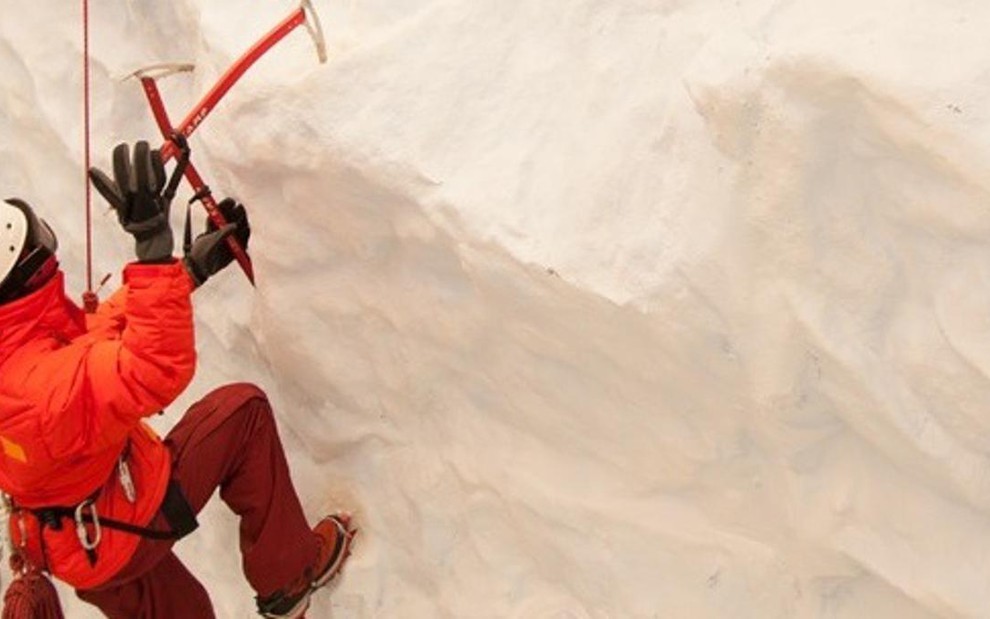 Fotografia gigante de alpinista que decora o quarto do gelo em BBB 14 - Reprodução/BBB