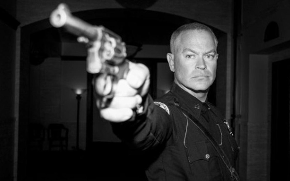 O ator Neal McDonough como o chefe de polícia William H. Parker na série Mob City - Divulgação/TNT