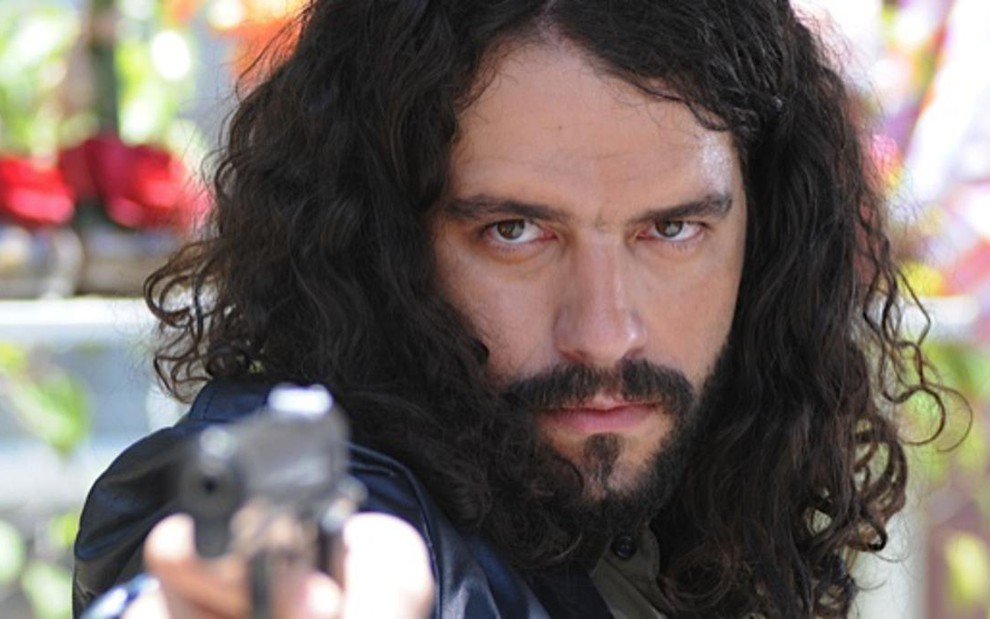 O ator Guilherme Winter em cena de Pecado Mortal em que ele  atira em Michele (Luiz Guillherme) - MICHEL ANGELO/RECORD
