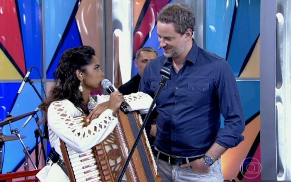 A cantora Lucy Alves e o ator Dan Stulbach discutem mulheres fura-olhos no Encontro desta sexa (17) - Reprodução/TV Globo