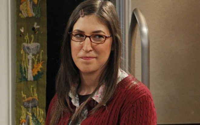 A atriz Mayim Bialik como a neurocientista Amy Farrah Fowler na série The Big Bang Theory - Divulgação/CBS