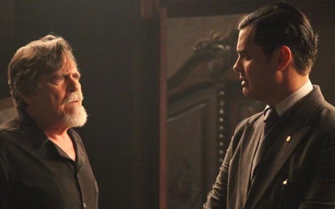 Ernest (José de Abreu) e Manfred (Carmo Dalla Vecchia) em cena de Joia Rara, novela da Globo - Carol Caminha/TV Globo