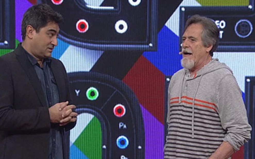 O apresentador Zeca Camargo recebe o ator José de Abreu no Vídeo Show, programa da Globo - Divulgação/TV Globo