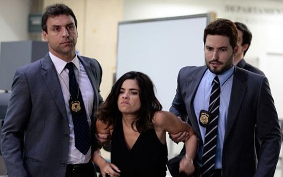 Vanessa Giácomo em cena de Amor à Vida (Globo) em que sua personagem é presa no aeroporto - DIVULGAÇÃO/TV GLOBO