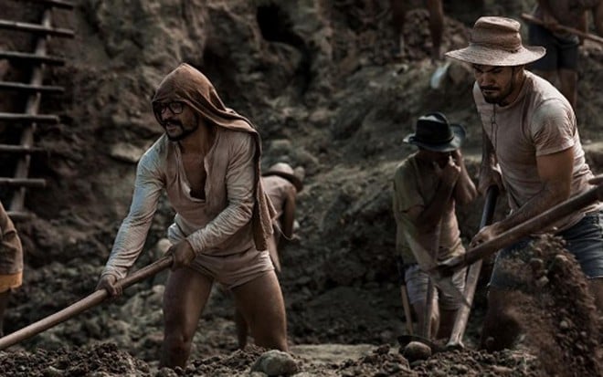 Os atores Julio Andrade e Juliano Cazarré buscam ouro em cena de Serra Pelada, microssérie da Globo - Divulgação/TV Globo