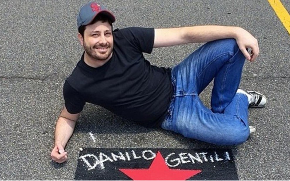 Danilo Gentili no estacionamento do SBT, na vaga de carro que já foi de Jô Soares - Arquivo pessoal