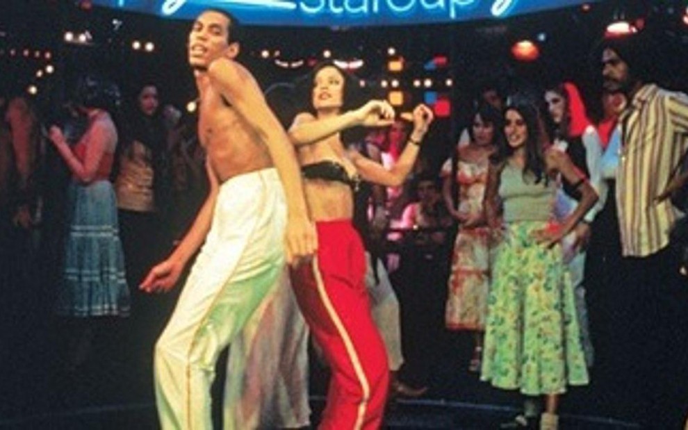 Sonia Braga dança em discoteque do Rio em clássica imagem de Dancin Days - Divulgação/TV Globo