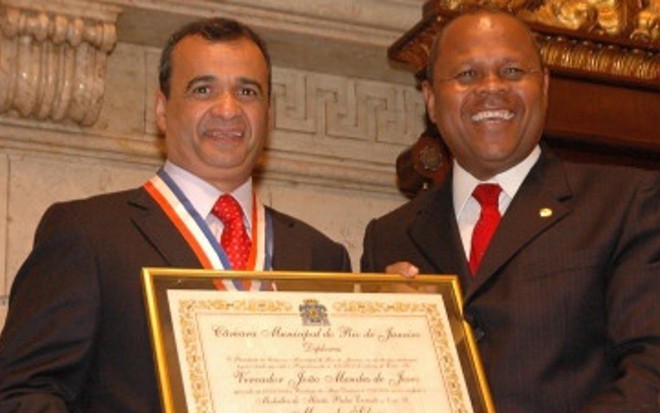 Marcelo Silva (à esquerda), vice-presidente artístico, da Record, recebe título na Câmara Municipal do Rio - Reprodução