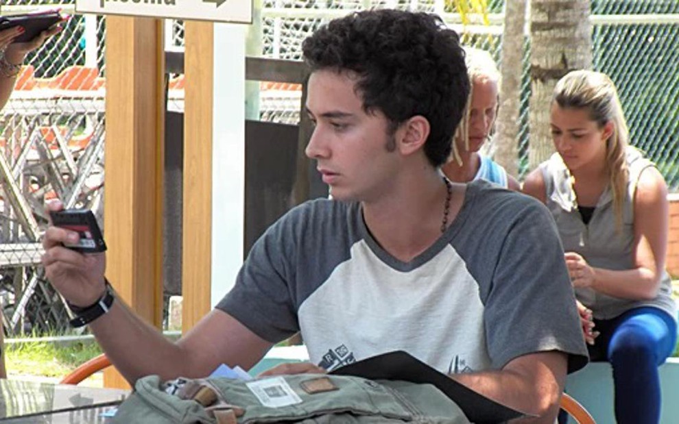 Ben (Gabriel Falcão) assiste ao vídeo com Anita em cena de Malhação, novela da Globo - Divulgação/TV Globo