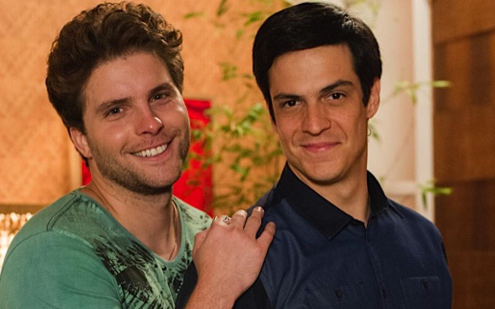 Thiago Fragoso e Mateus Solano em cena de Amor à Vida: casal gay irá morar na praia no último capítulo - ESTEVAM AVELLAR/TV GLOBO