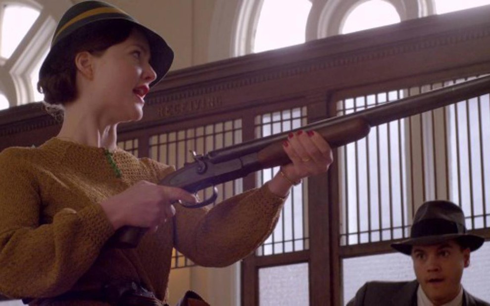 A atriz Holliday Grainger com o ator Emile Hirsch em cena de assalto a banco na minissérie Bonnie & Clyde - Divulgação/History