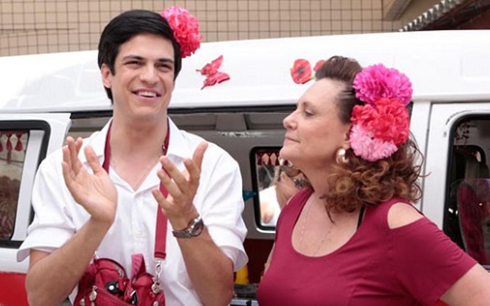 Félix (Mateus Solano) e Márcia (Elizabeth Savalla) em cena de Amor à Vida, da Globo - REPRODUÇÃO/TV GLOBO