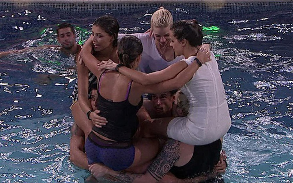 Participantes do BBB 14 dão abraço coletivo em piscina; audiência cresceu 11% em relação a BBB 13 - Divulgação/TV Globo