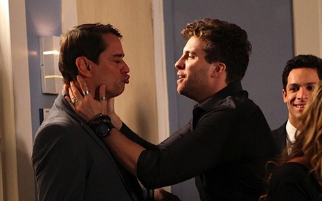Marcello Antony pede beijo para Thiago Fragoso em bastidores de gravação de Amor à Vida, da Globo - Reprodução/TV Globo