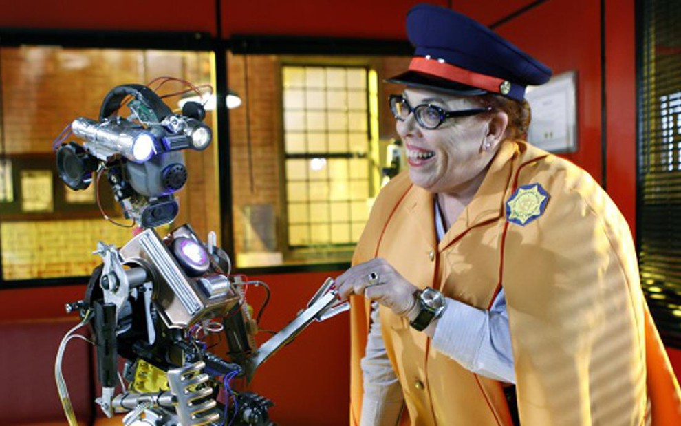 A atriz Noemi Gerbelli (Olívi) com o robô Jupiterama em cena de Patrulha Salvadora, série do SBT - Divulgação/SBT