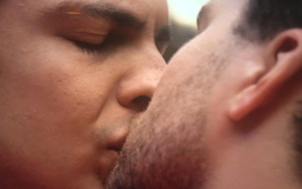 Mateus Solano e Thiago Fragoso se beijam no último capítulo de Amor à Vida - Reprodução/TV Globo