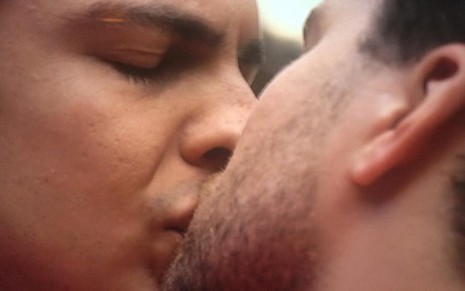 Mateus Solano e Thiago Fragoso se beijam no último capítulo de Amor à Vida - Reprodução/TV Globo