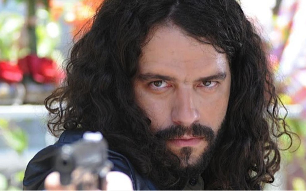 O ator Guilherme Winter em cena de Pecado Mortal em que seu personagem atira no de Luiz Guillherme - Michel Angelo/TV Record