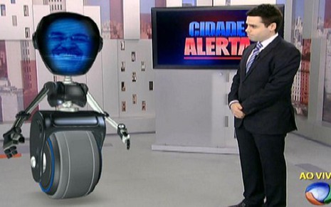 Percival de Souza, disfarçado de robô, e Luiz Bacci no início do Cidade Alerta desta segunda-feira (3) - Reprodução/TV Record