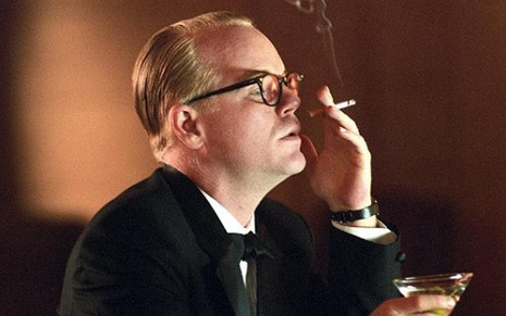 Philip Seymour Hoffman em cena de Capote (2005); ator encontrado morto terá homenagem no Telecine - Divulgação/MGM