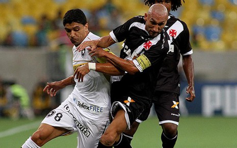 Renato, do Botafogo, é marcado por Guiñazu, do Vasco, pelo Campeonato Carioca - Divulgação/Botafogo