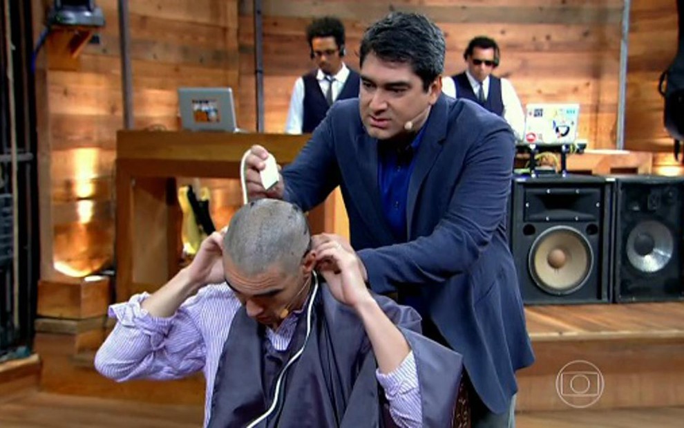 Zeca Camargo raspa a cabeça do ator Caio Blat no Vídeo Show exibido ontem (3), na Globo - Reprodução/TV Globo