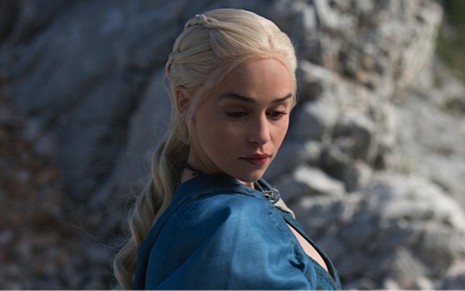 A atriz Emilia Clarke, intérprete de Daenerys Targaryen em Game of Thrones; HBO confirma volta da série em 6/4 - Divulgação/HBO