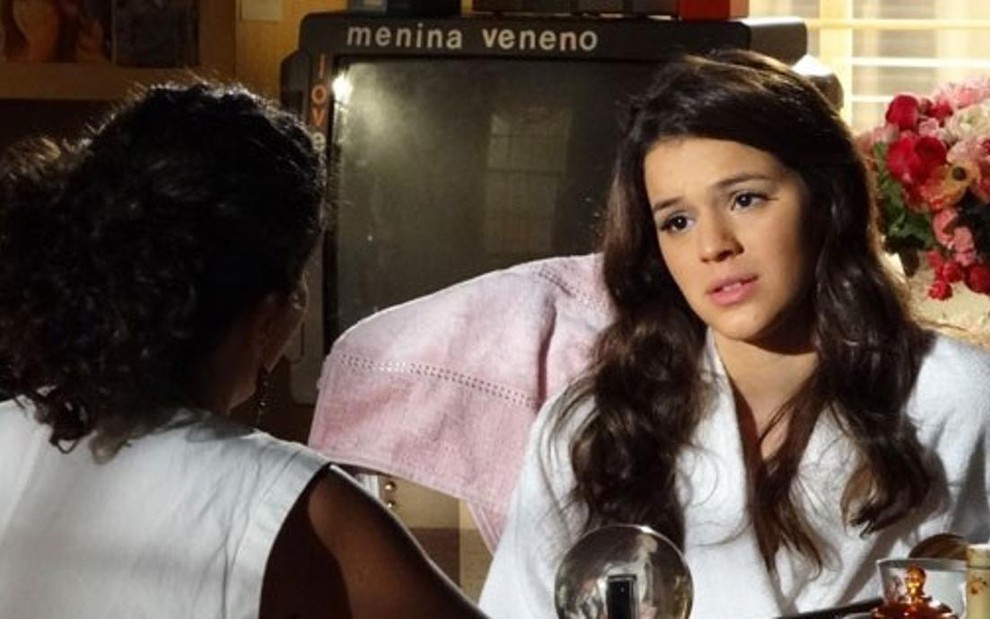 As atrizes Gabriela Carneiro da Cunha e Bruna Marquezine em cena da novela Em Família, da Globo - Reprodução/TV Globo