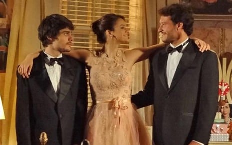 Guilherme Leicam, Bruna Marquezine e Fernando Rodrigues em cena da novela Em Família, da Globo - Reprodução/TV Globo
