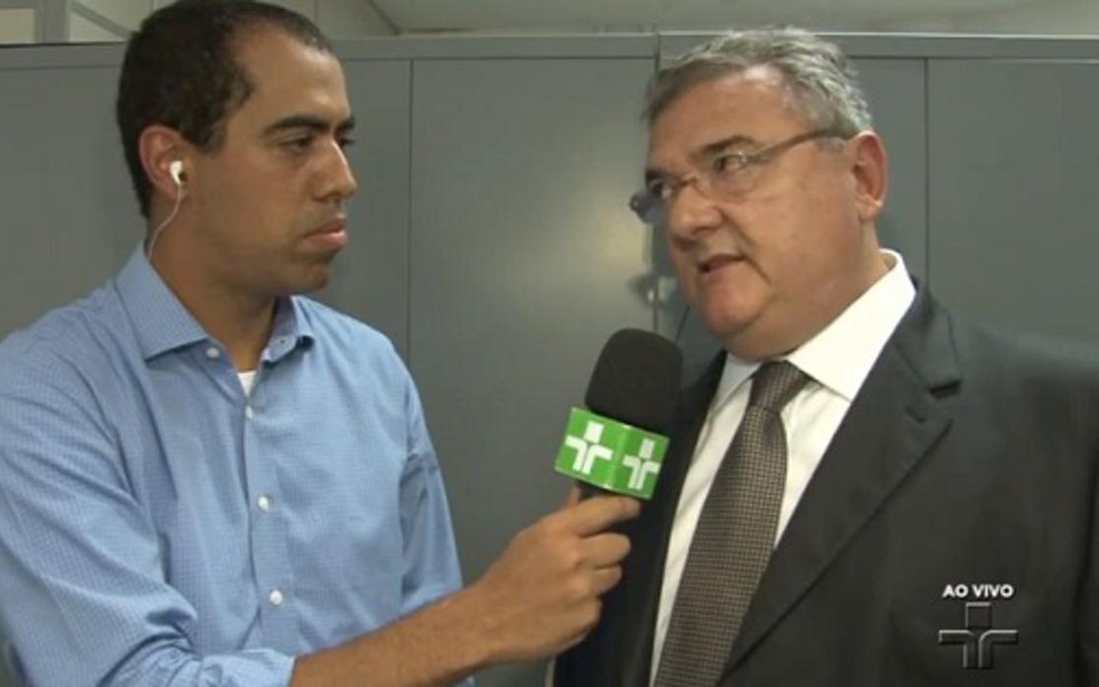 O repórter Marcos Clementino em link na Cultura com o presidente do Corinthians, Mario Gobbi - Reprodução/TV Cultura