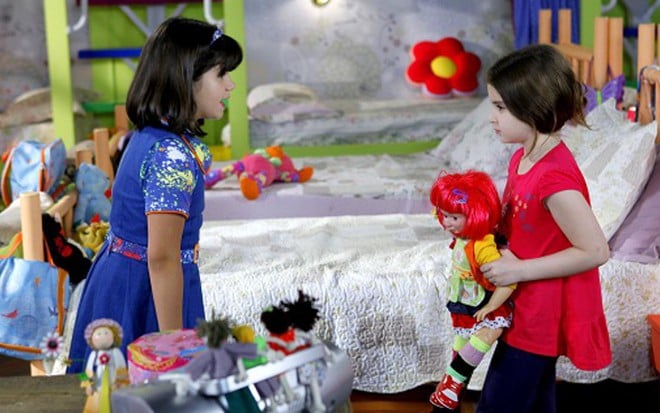 As atrizes Carolina Chamberlain (Dani) e Sophia Valverde (Maria) em cena da novela Chiquititas, do SBT - Divulgação/SBT